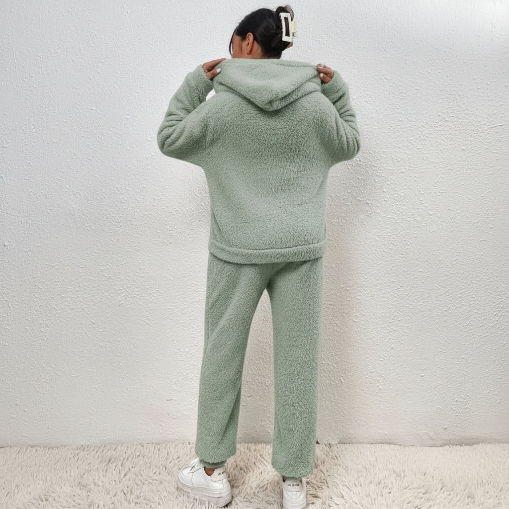 Nærbilde av det koselige myke stoffet på dame loungewear hettegenser settet.
