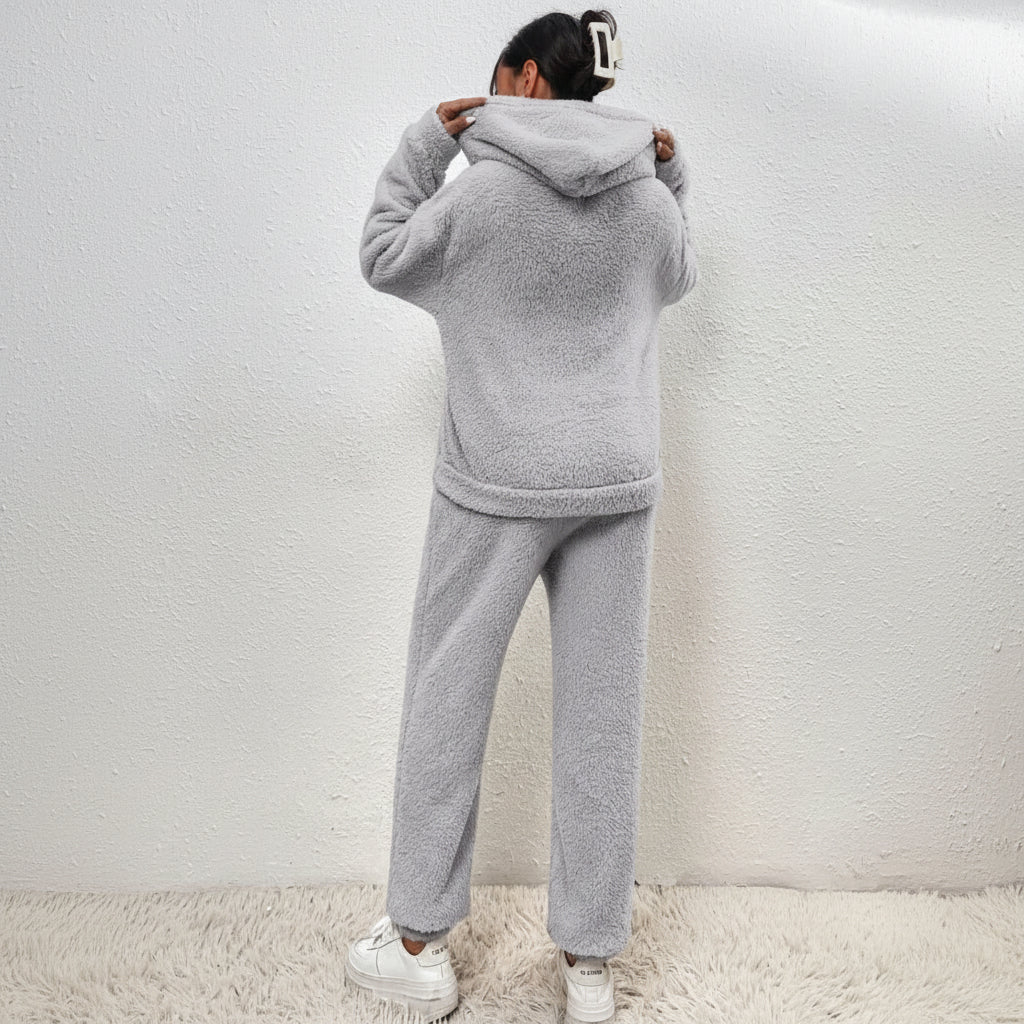 Modell i komfortabelt dame loungewear sett med hettegenser, perfekt for avslapning.
