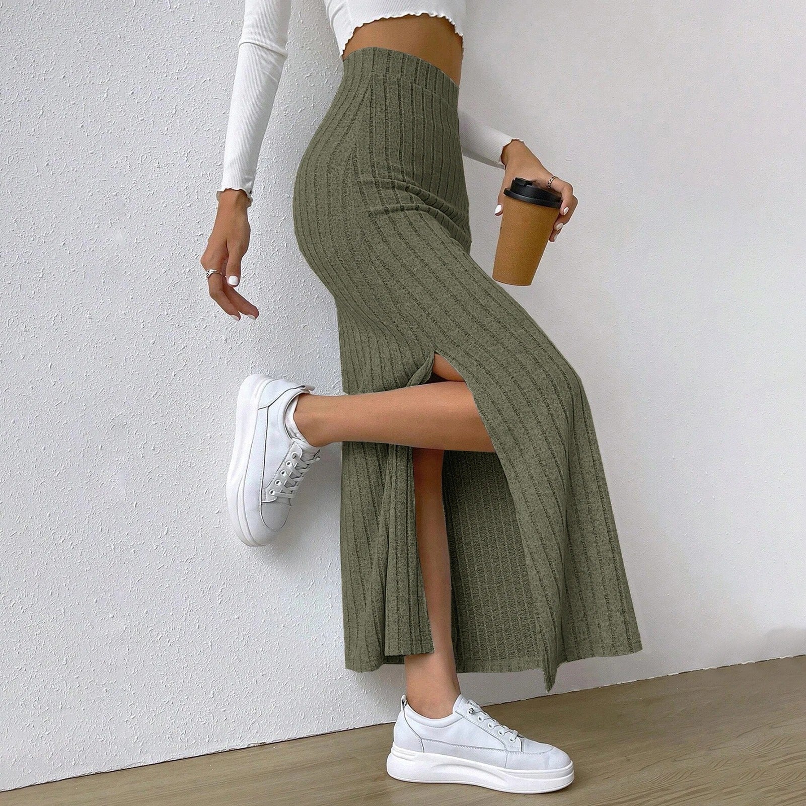 Dame maxiskjørt i elegant slim fit, ideelt for vårkolleksjonen.