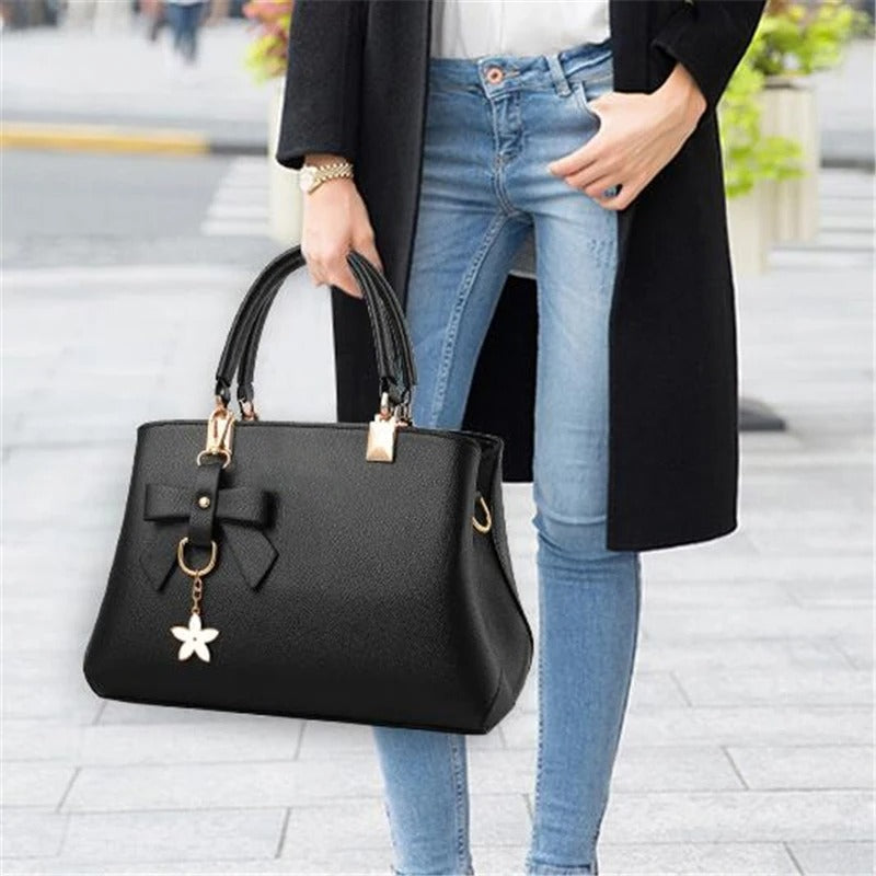 Chic dameveske for hverdag og fest, en elegant messenger med unikt blomsterdesign.