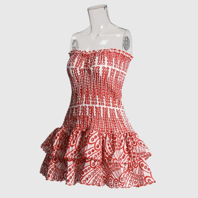 Minikjole med rynket topp, blått paisley. En mønstret bandeaukjole for sommer og fest.