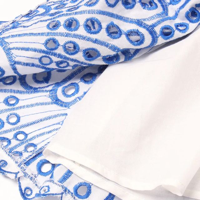 Bandeau minikjole for dame, blått paisleymønster. Rynket design, ideell sommer- og festkjole.