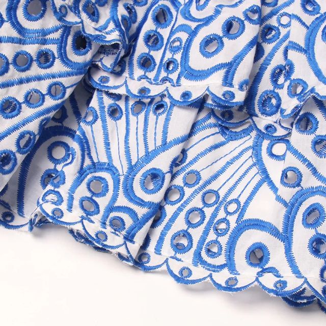 Sommerkjole i blått paisleymønster med rynket bandeau. Trendy minikjole for kvinner.