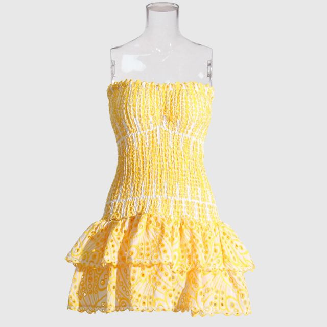 Elegant bandeaukjole for kvinner, blått paisley og rynket topp. Ideell som festkjole.