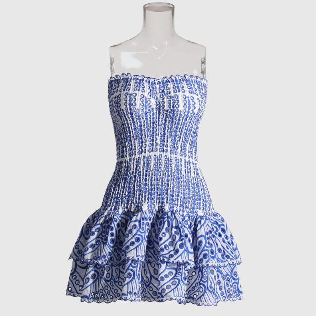 Stilig bandeau minikjole, blått paisley og rynker. Allsidig damekjole for sommerfester.