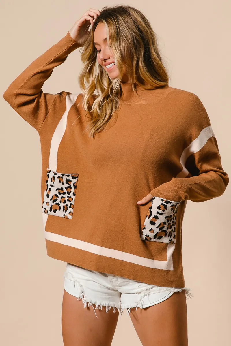 Elegant, komfortabel damegenser med mock neck og statement leopardlomme for trendy stil.