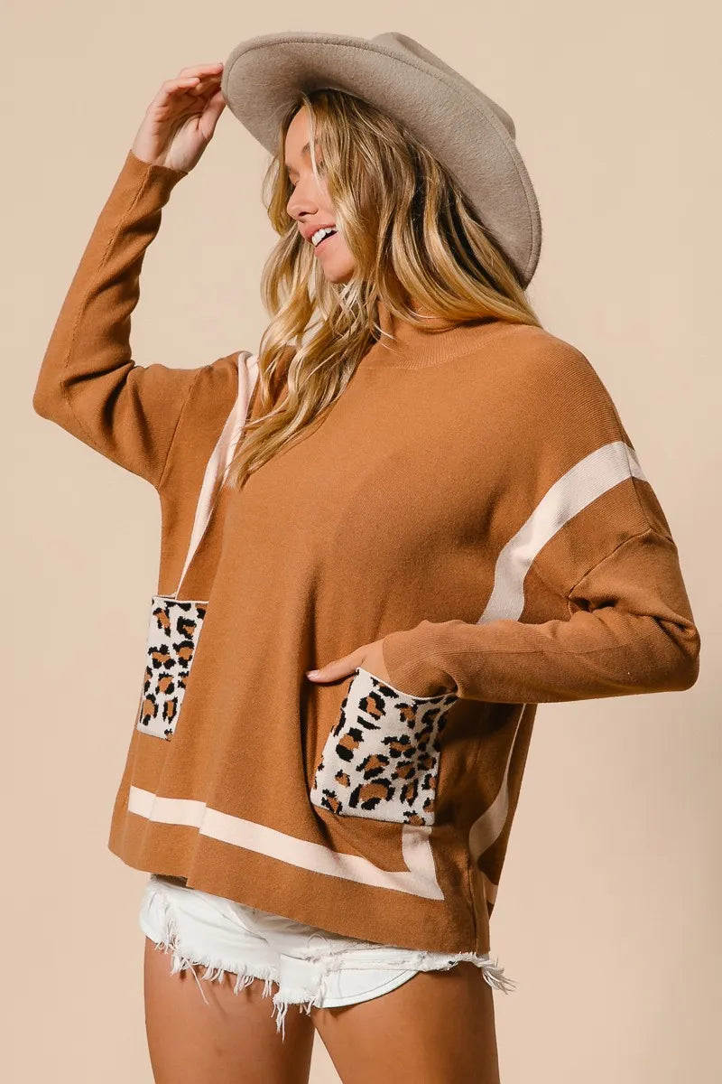 Stilren dame mock neck genser med trendy leopardlomme; et must-have for høstgarderoben.