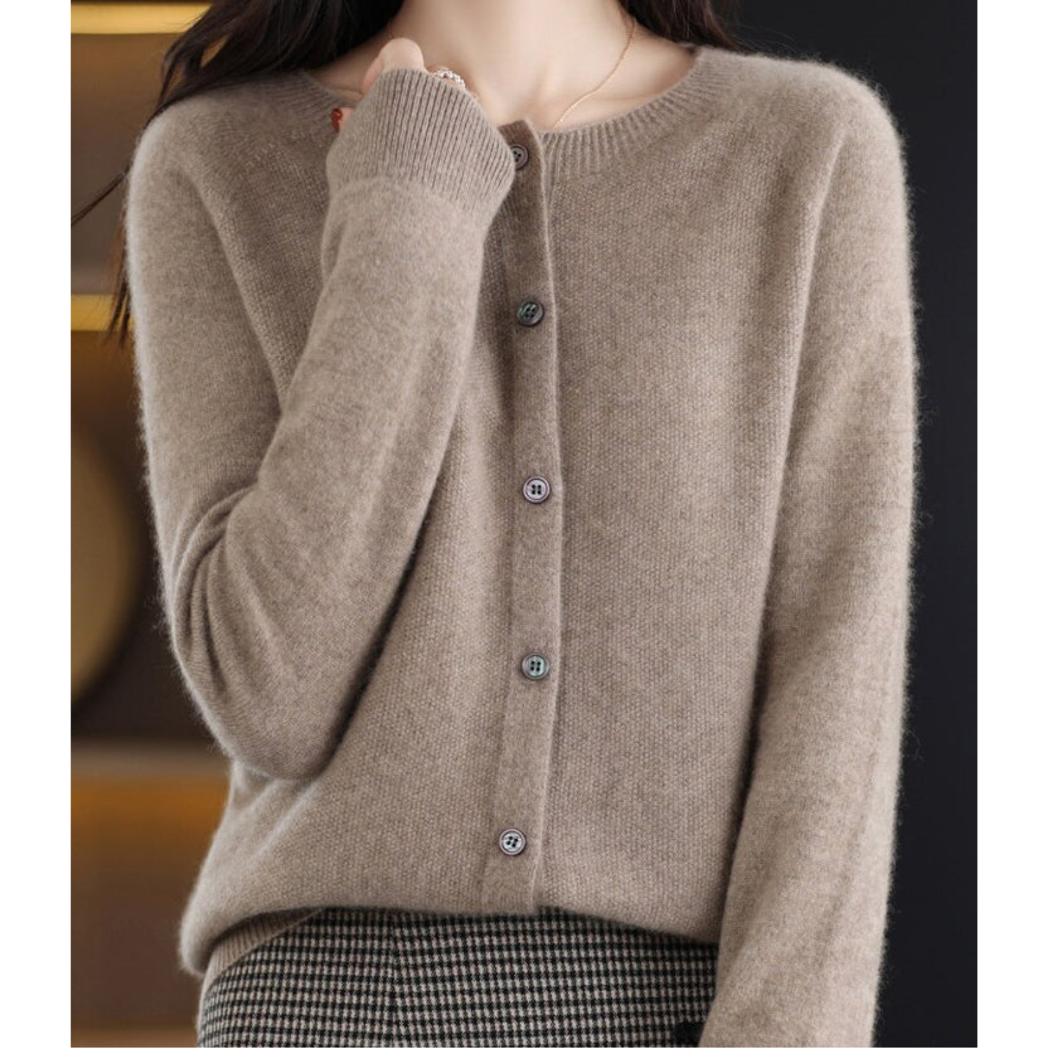 Komfortabel ensfarget o-hals cardigan, strikket for dame, perfekt for hverdagsmote og varme.