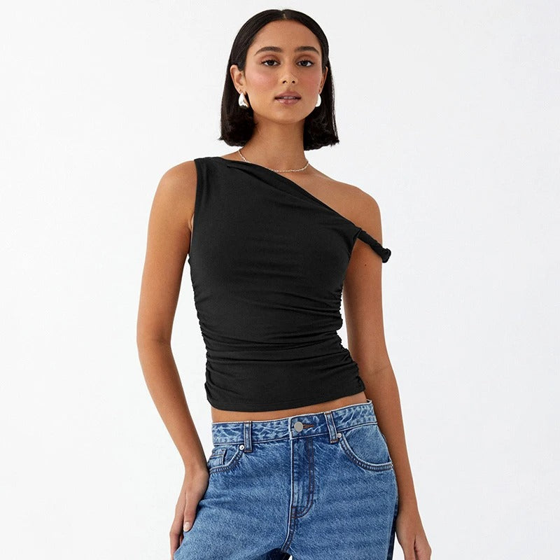 Feminin off-shoulder blondetopp for dame, kort og elegant, perfekt for sommermote.