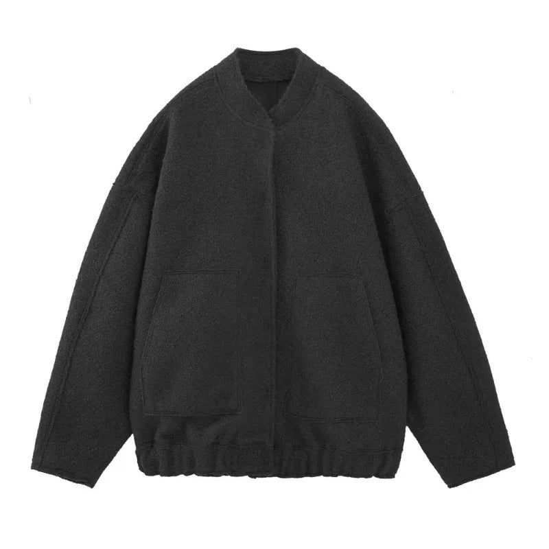 Beige overdimensjonert bomberjakke til dame. Klassisk, varm vinterjakke, perfekt trendy overtøy.