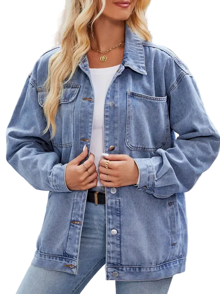 Dame overdimensjonert denimjakke med brystlommer, perfekt for casual hverdagsstil og komfort.