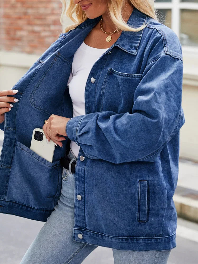 Komfortabel og casual dame denimjakke, langermet med brystlommer, ideell for hverdag og stil.