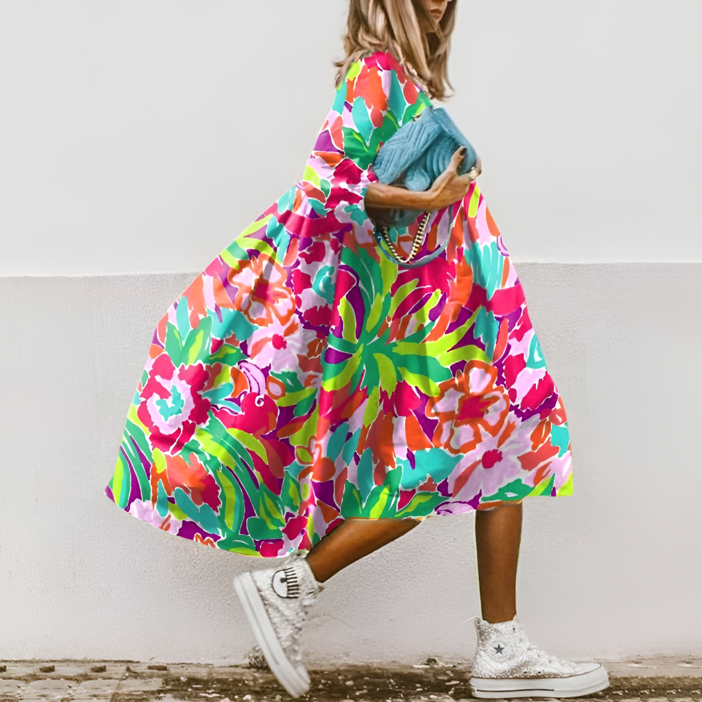 Behagelig dame midikjole med oversized snitt, blomstertrykk og puffermer. Ideell sommerkjole.