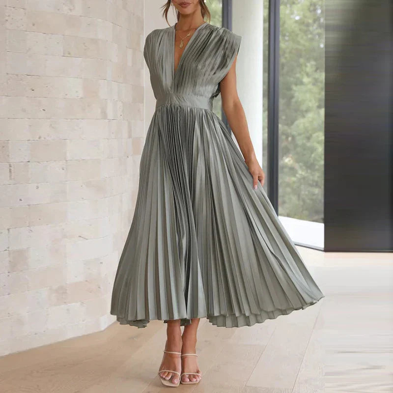 Feminin maxikjole med plisserte detaljer og lett stoff. En elegant damekjole for varme dager.