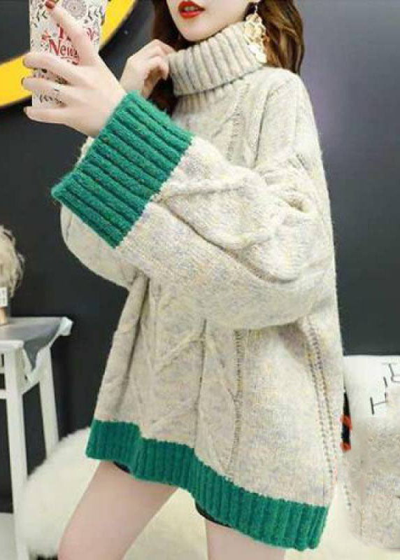 Elegant dame plus size skilpaddehals topp. Langermet patchwork vintertopp perfekt for uformell og festlig bruk.