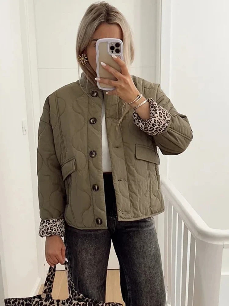 Casual polstret damejakke, vattert design, med praktisk frontlomme, ideell for daglig bruk.