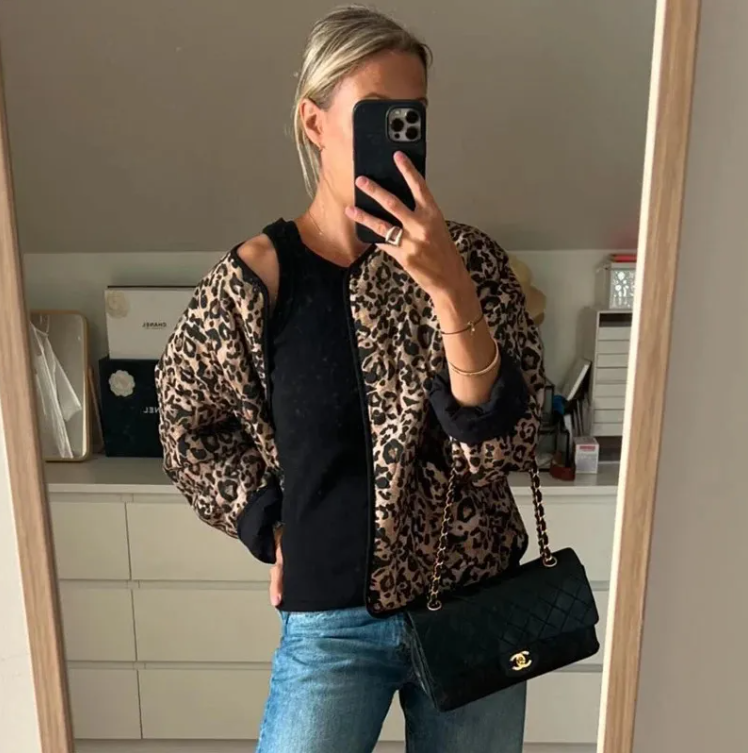 Dyreprint jakke: Polstret og komfortabel leopardjakke for trendy kvinner.