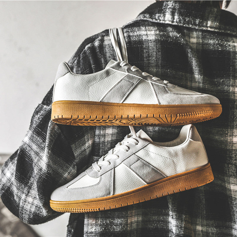 Nærbilde av trendy damesneakers, retro stil med snøring og komfortabel flatsåle for casual hverdagsbruk.
