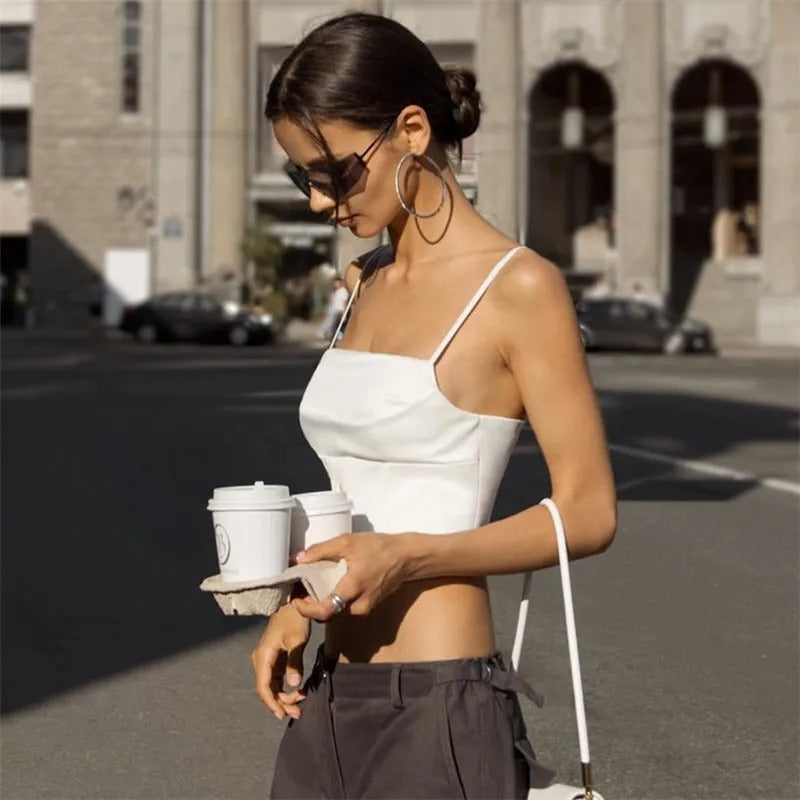 Dameklær: Trendy ryggløs crop-topp med justerbar snøring. Perfekt for fest, streetwear og mote.