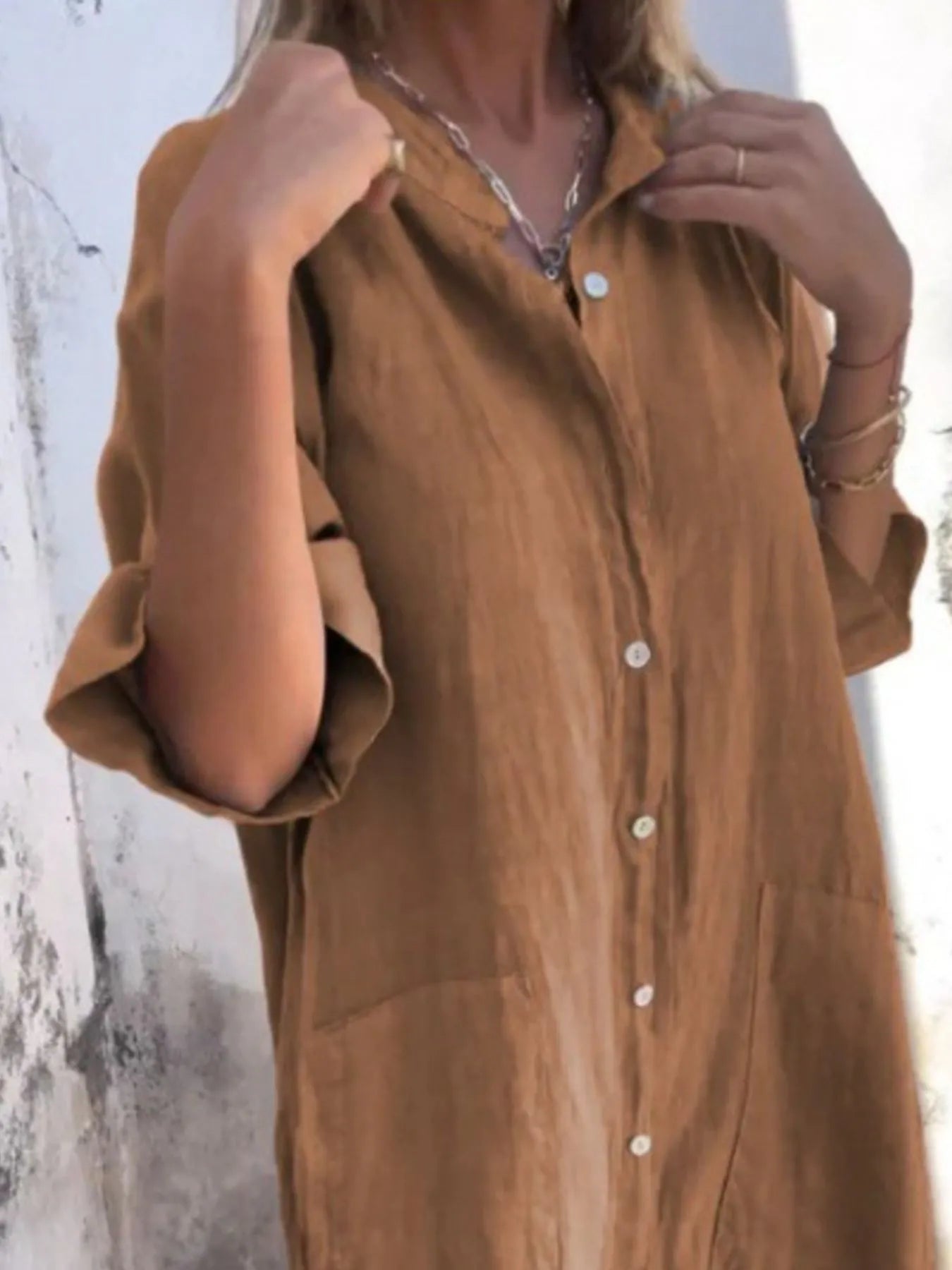Stilig skjortekjole i linlook polyester. Damekjole med elegant V-hals, knapper og en moderne silhuett.