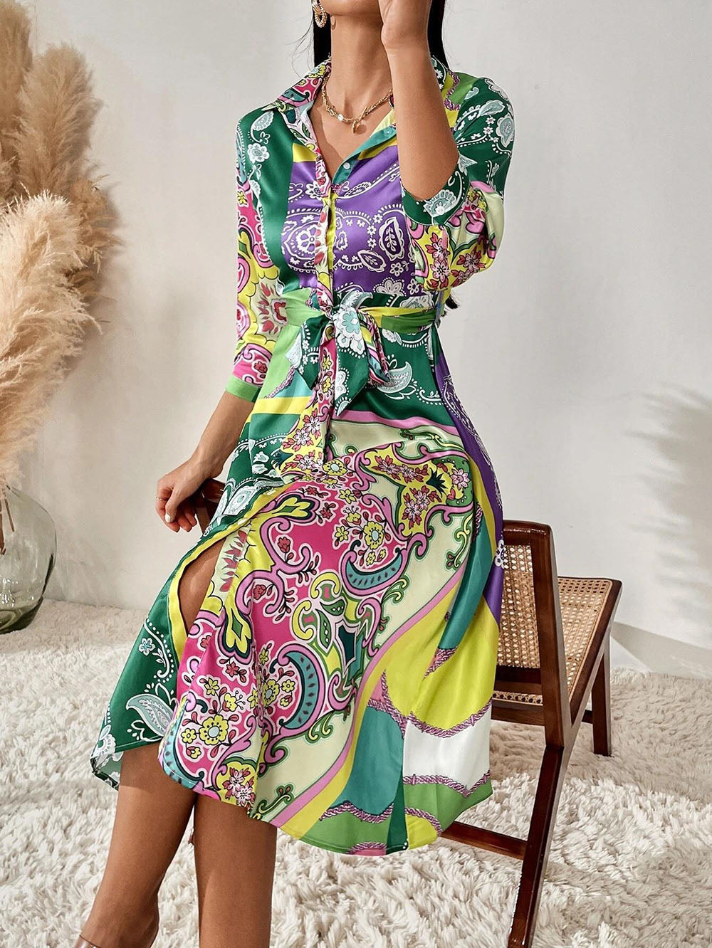 Elegant A-linje skjortekjole for dame. Midikjole med belte og unikt, levende mønster. Perfekt hverdagskjole.