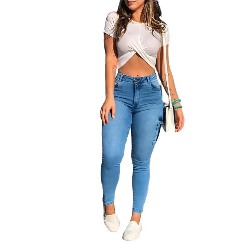 Modell viser dame cargo bukser med høy midje, slim-fit passform og streetwear stil. Komfortabel.