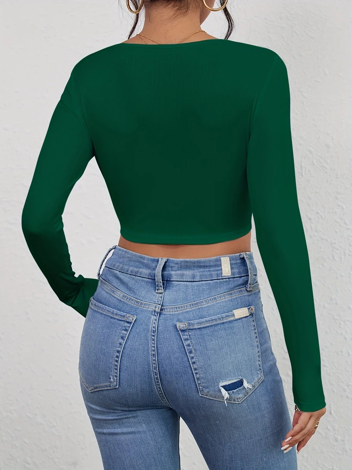 Dame hverdagstopp, langermet slim fit t-skjorte med elegant firkantet hals.
