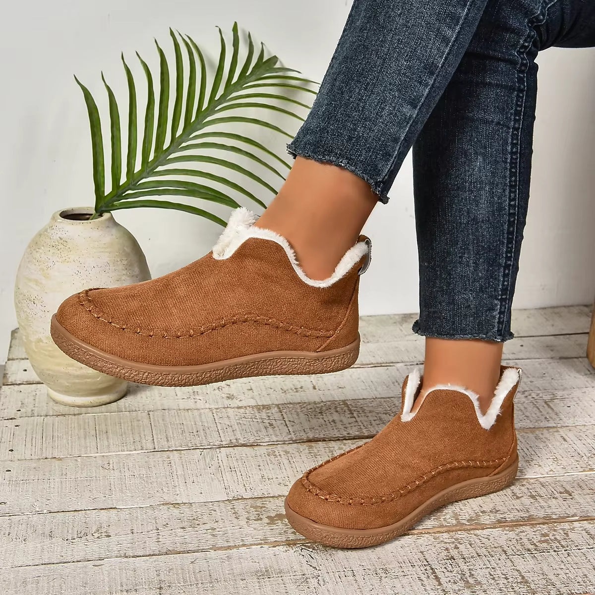 Sklisikre dame tøfler, slip-on modell for trygg og stabil bruk, optimal hverdagskomfort.