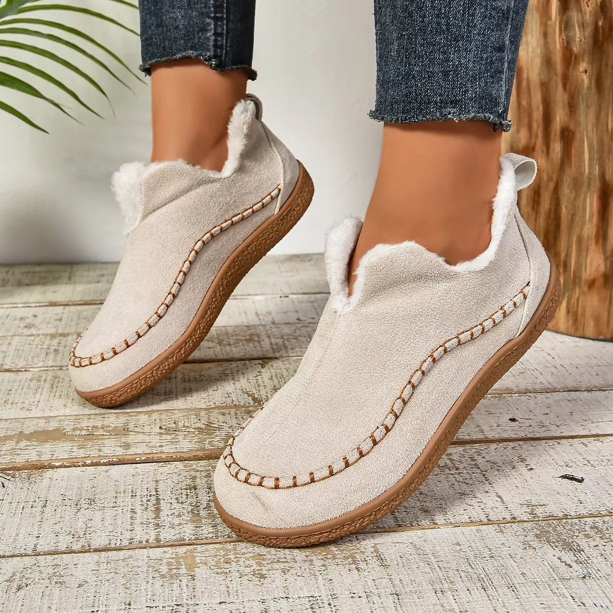 Elegante dame slip-on tøfler for innendørs bruk, gir myk støtte og frisk komfort til føttene.