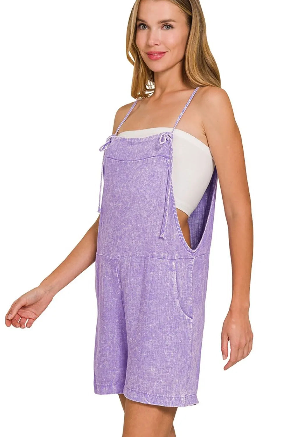 Stilig lavendel tie dye sparkedrakt for dame, perfekt for strand og sommer. Myk romper i avslappet passform.
