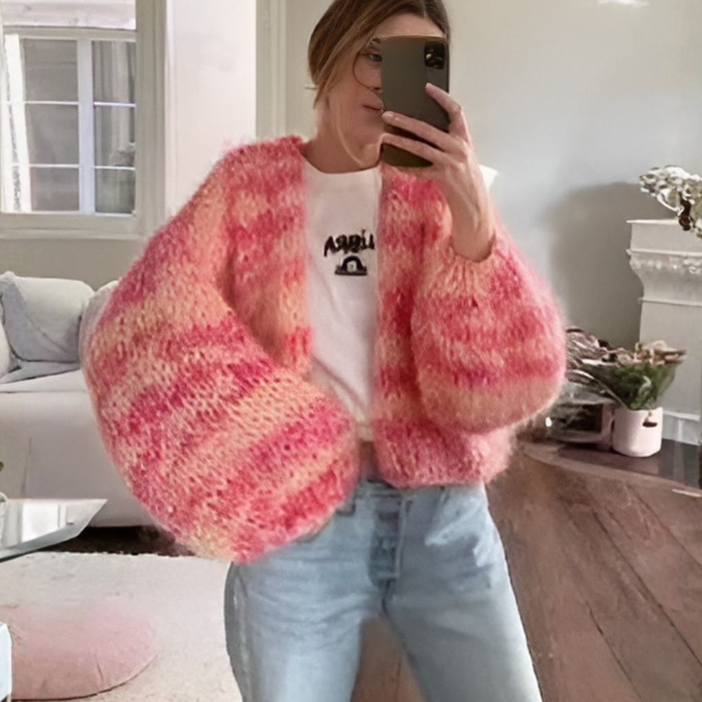 Trendy damecardigan med fine striper og åpen front. En moderne overdel som løfter hverdagsantrekket.
