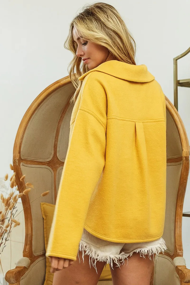 Stilren damegenser med krage og funksjonelle lommer. Perfekt for både casual og chic hverdagsmote.
