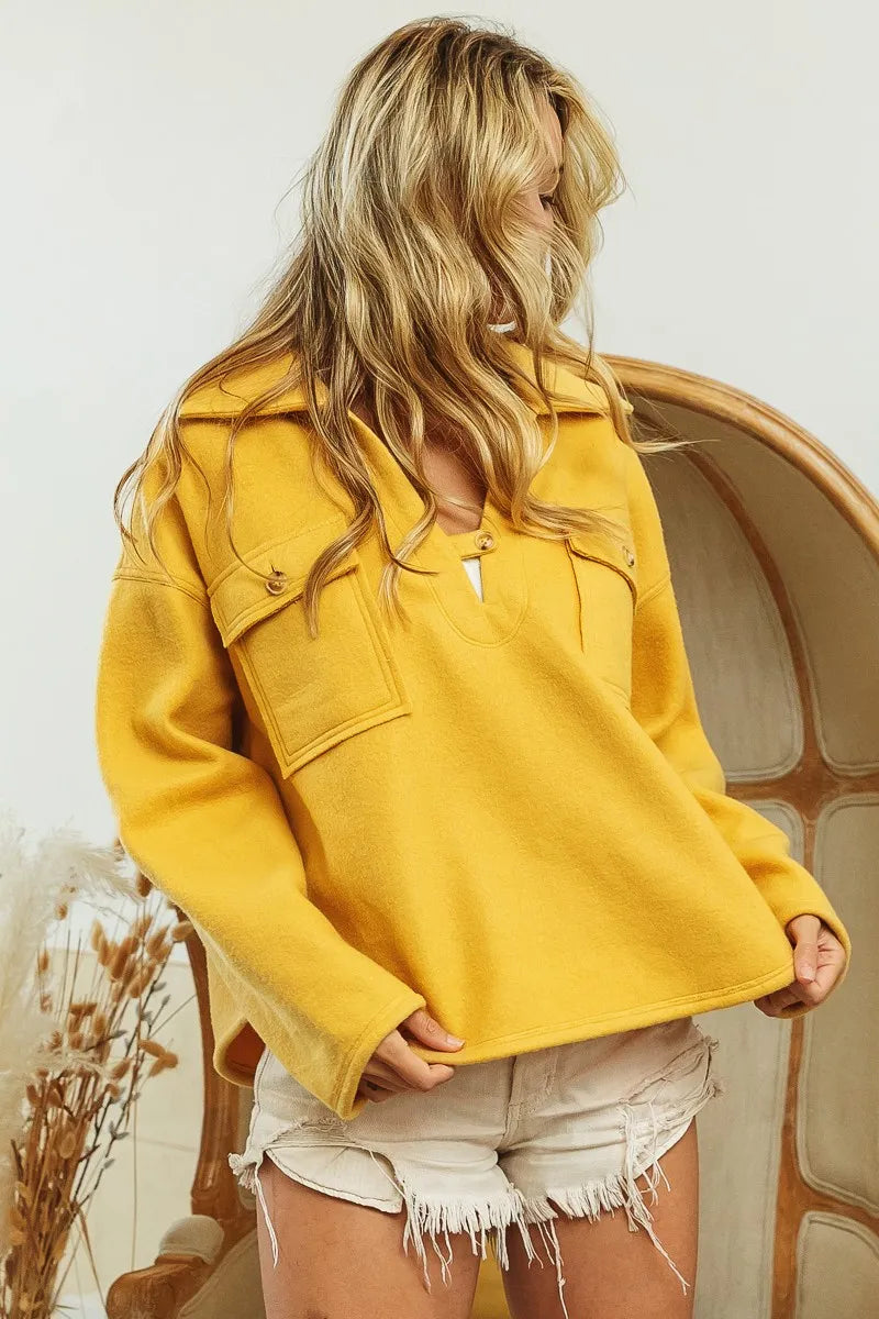 Allsidig dame sweatshirt for hverdagsbruk. Inneholder krage og lommer for både varme og stil.