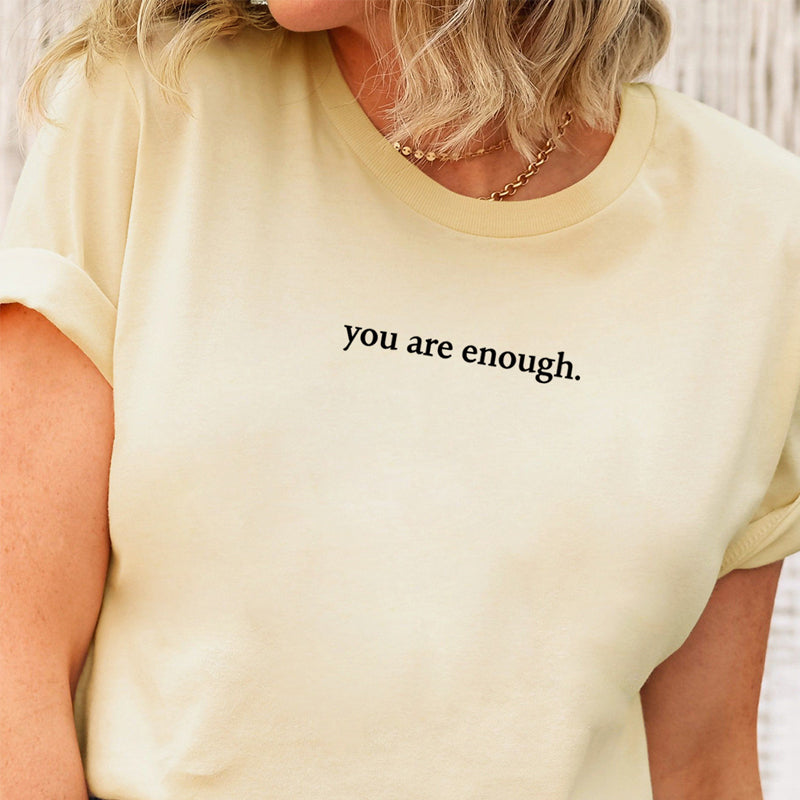'You are Enough' t-skjorte for kvinner, en påminnelse om egenverd i hverdagen.
