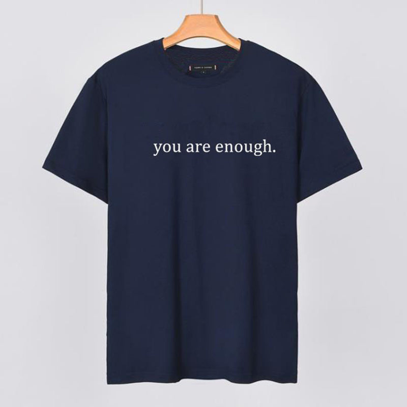 Modell iført løs 'You are Enough' t-skjorte for kvinner, perfekt for en avslappet look.