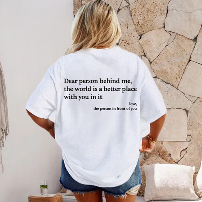 Detalj av 'You are Enough' trykk på dame t-skjorte. Myk bomull, inspirerende statement.