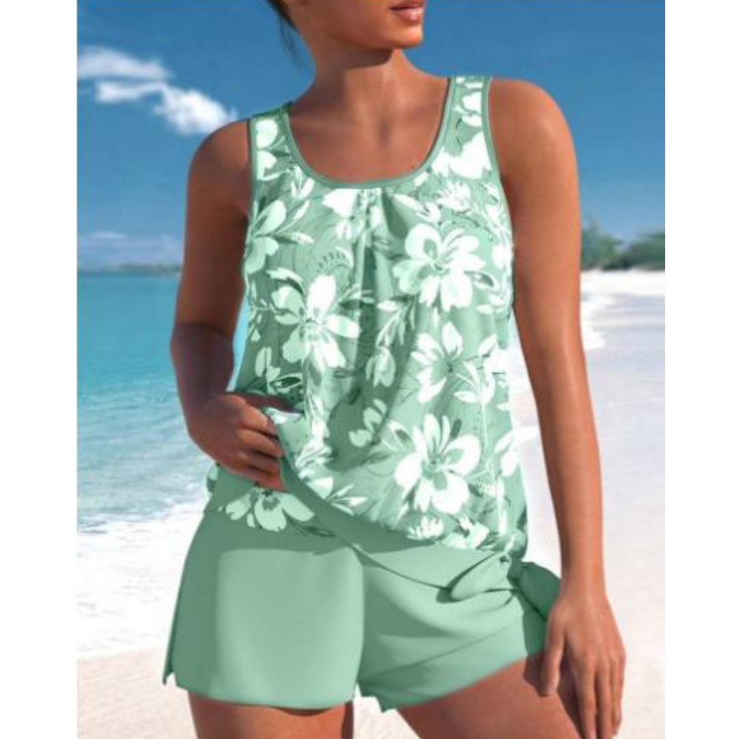 Komfortabelt dame badetøy: tankini sett med friskt blomsterdesign, klart for basseng eller strand.