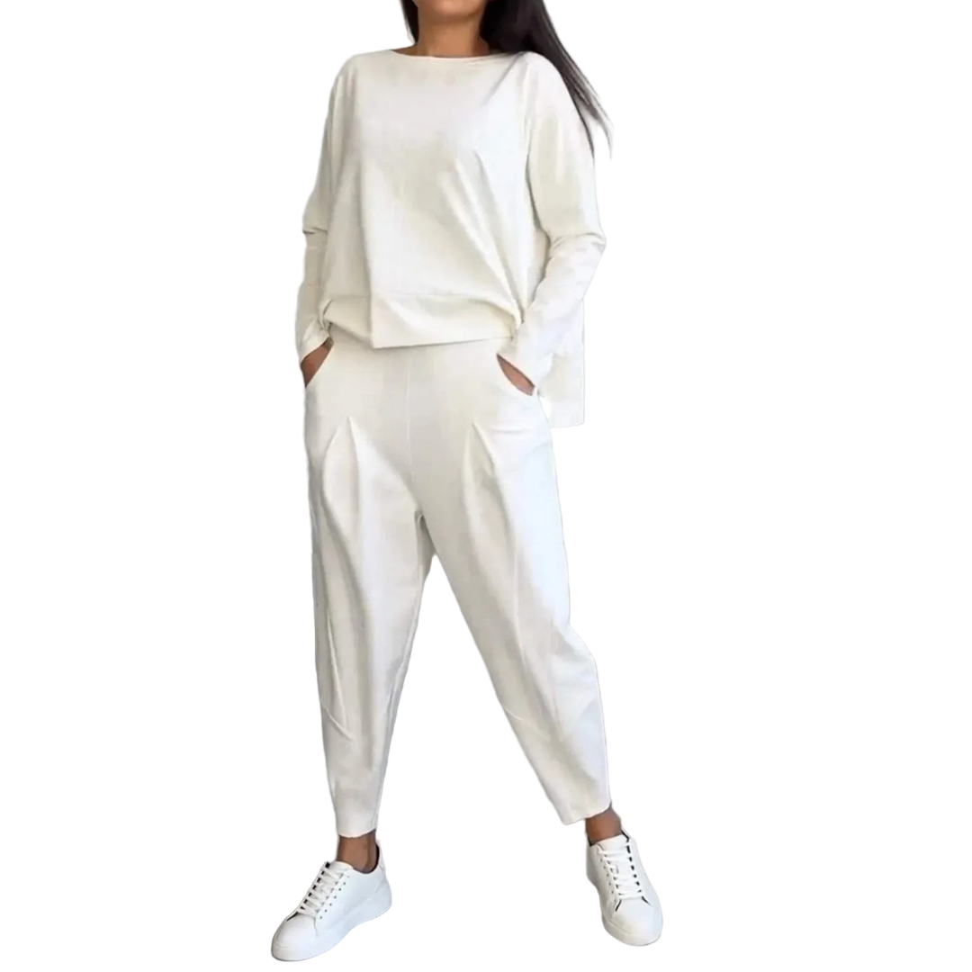 Dame todelt sett i nøytral farge, perfekt for en komfortabel og stilfull hverdagslook. Vårkolleksjon.