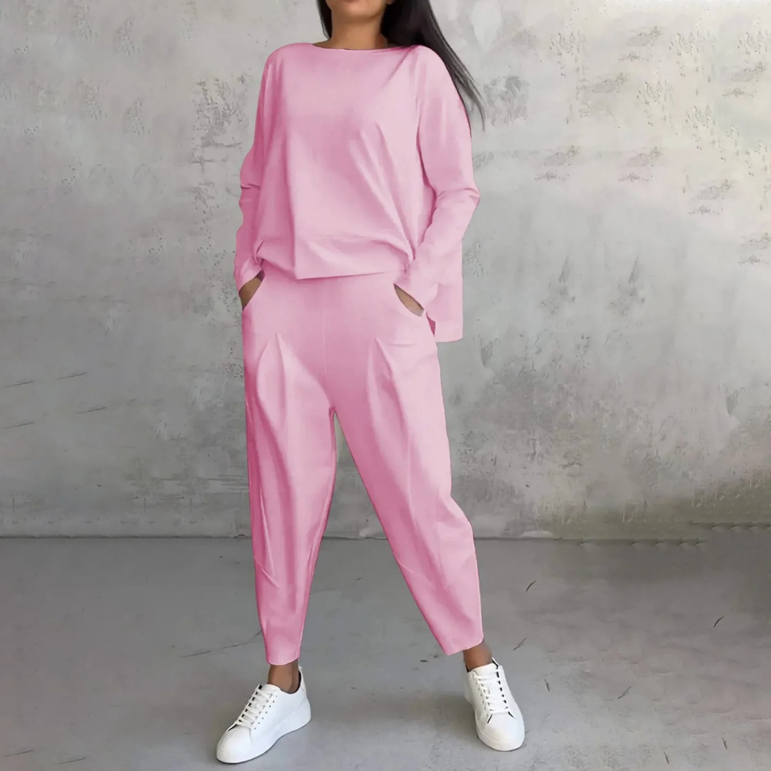 Modell i stilfullt dame todelt sett. Fremhever moderne og komfortabel sommerlook, perfekt for fritid.
