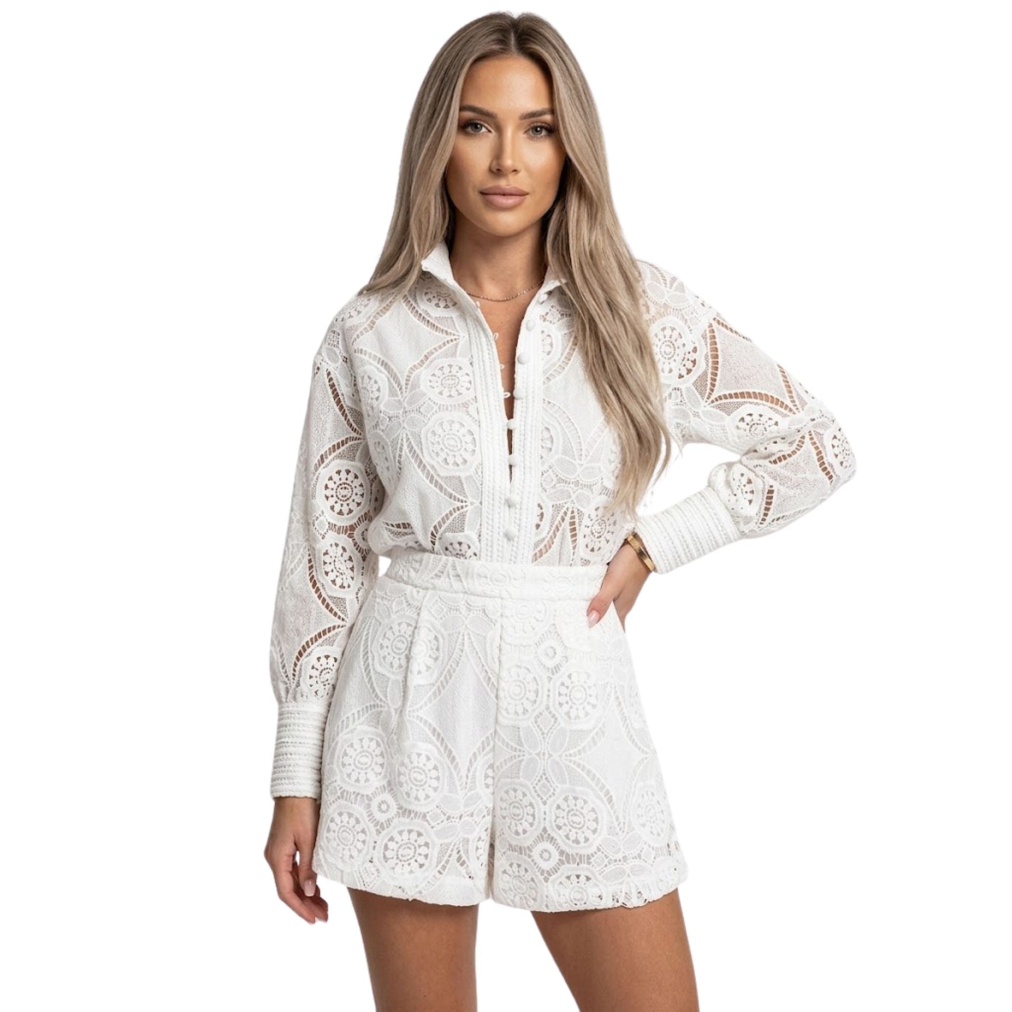 Dame todelt sett med blondedetaljer, perfekt for sommerlig eleganse og avslappet stil. Komfortabelt sommerantrekk.
