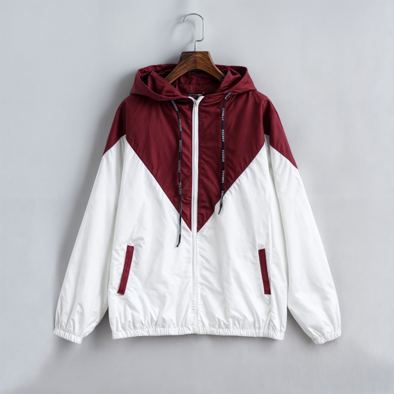 Dame ytterjakke i tofarget gul og rød. Trendy fritidsjakke med praktisk hette og sporty stil.