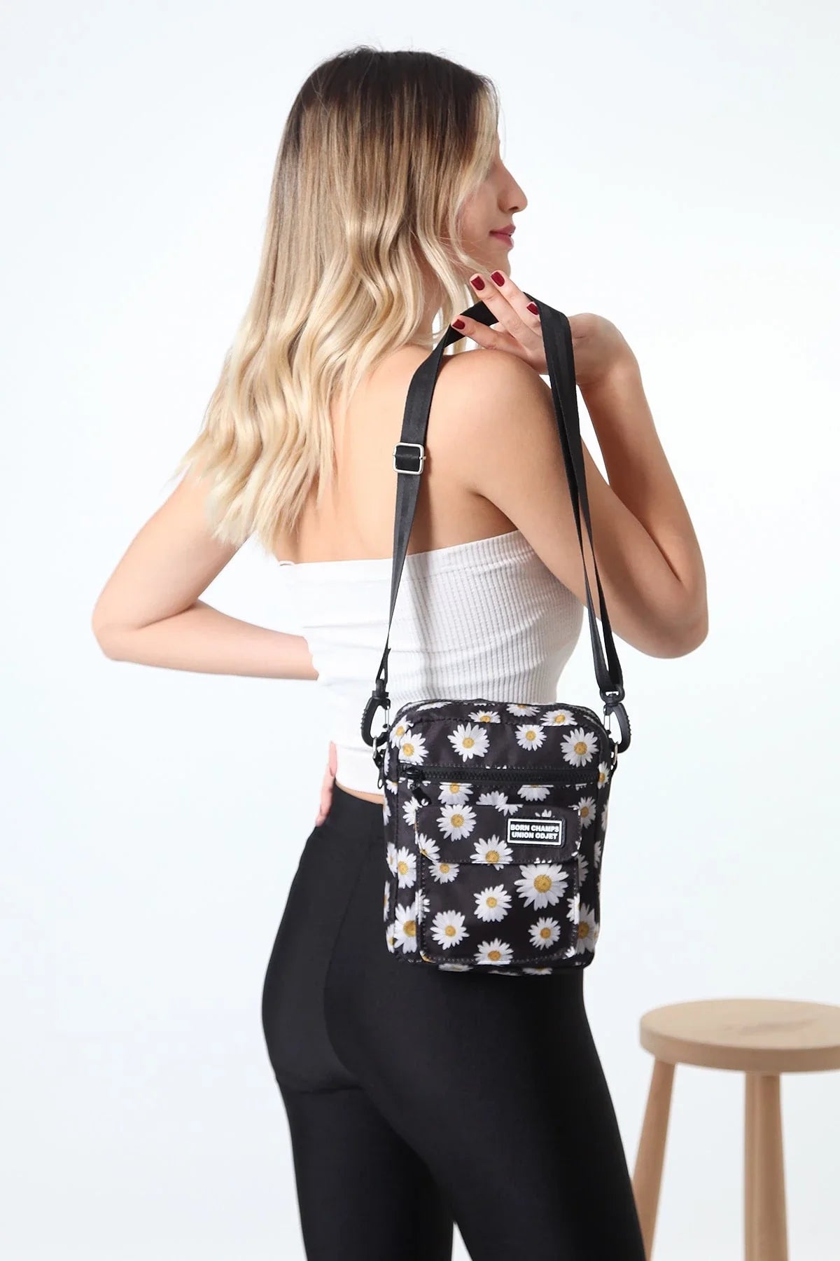 Praktisk nylon tusenfryd crossbodyveske med justerbar stropp for kvinner, ideell som hverdagsveske.