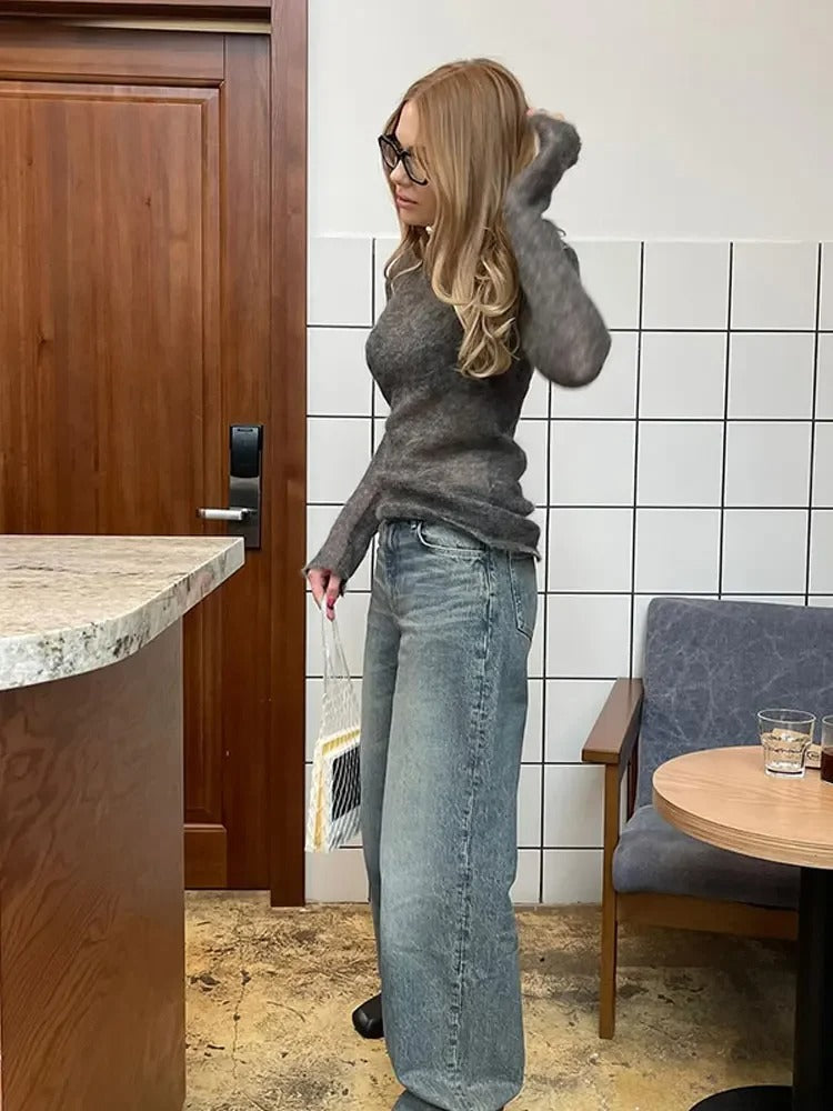 Modell viser slank silhuett i tynn strikket damegenser. Komfortabel og stilren for enhver anledning.