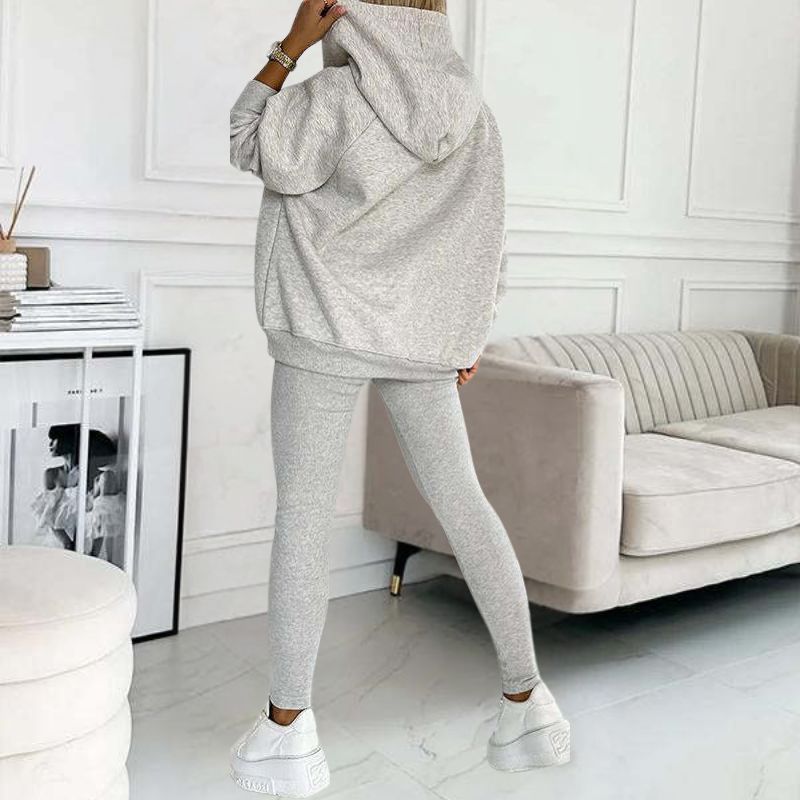 Mykt og behagelig tredelt salongsett for kvinner, perfekt som loungewear eller hverdagsantrekk.