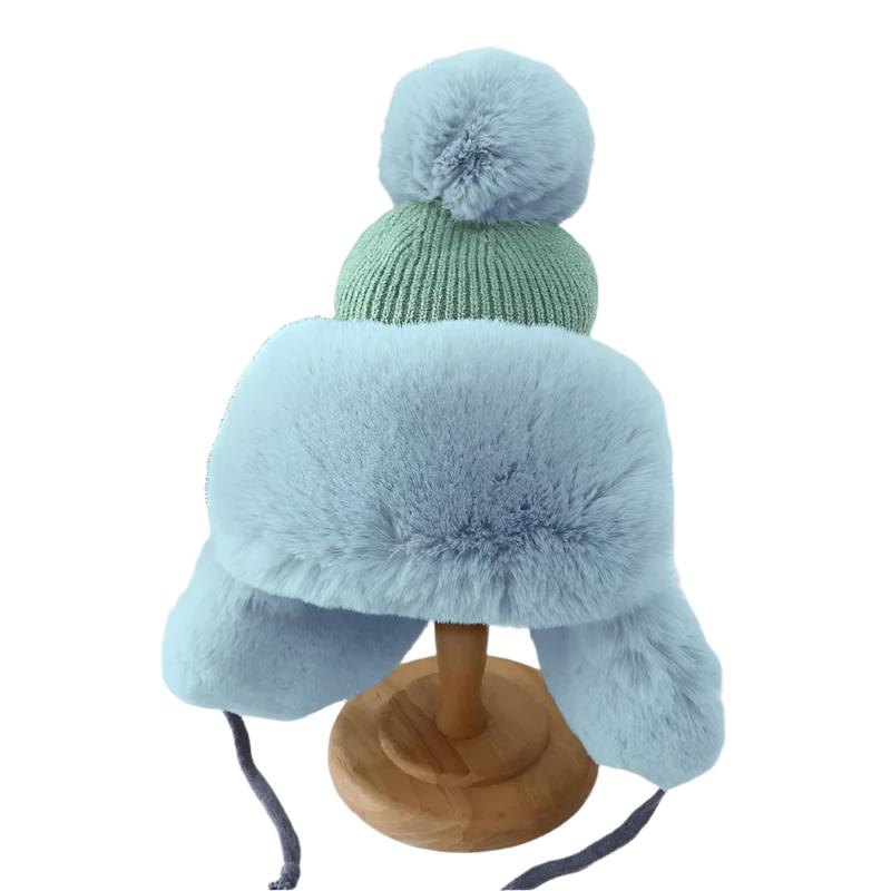 Stilig vinterlue for damer med ørehette og trendy dusk, et must for vintermote accessoirer.