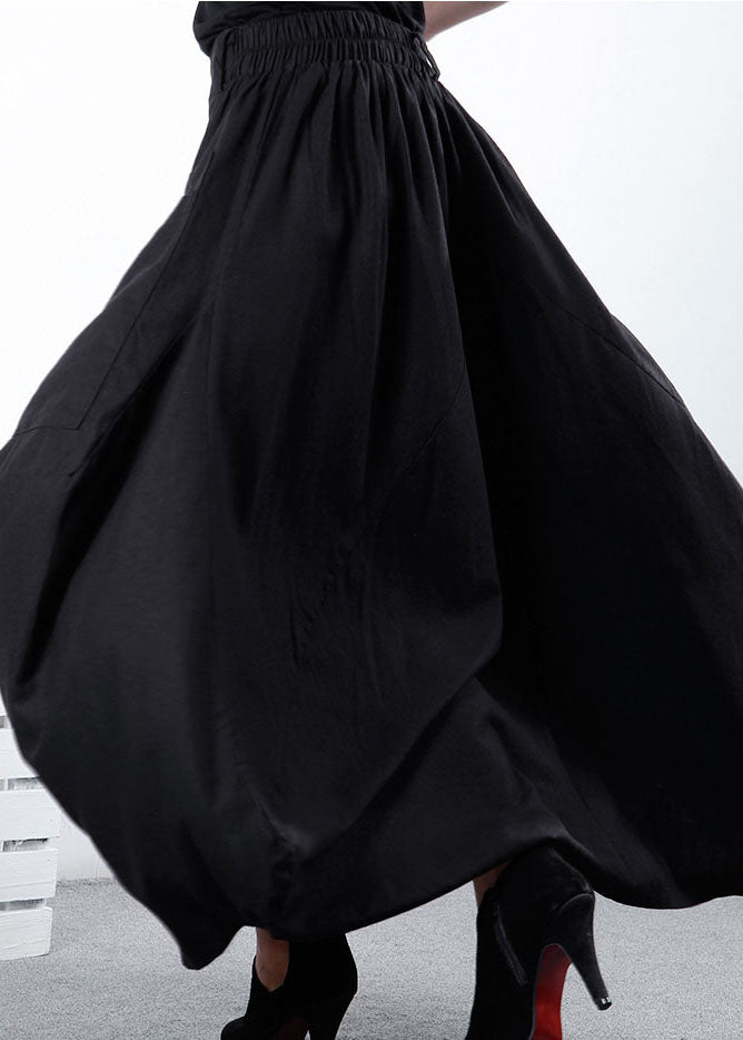 Nærbilde av dame vinterskjørt med asymmetrisk fald, viser praktiske lommer og moderne, elegant stil.