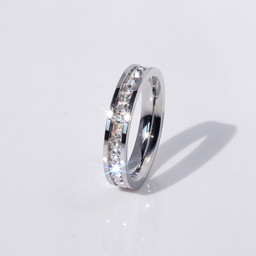 Dame zirkonring i rustfritt stål med funklende krystaller. Elegant glitterring for kvinner.
