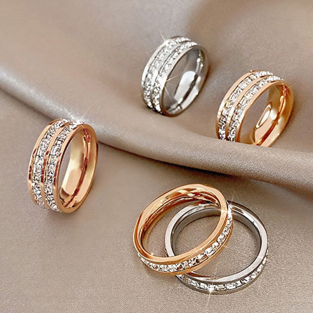 Sølvfarget rustfritt stål ring med én rad zirkoner. Minimalistisk og elegant design.
