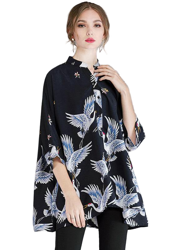 Damebluse med asymmetrisk design, trekvart ermer og stativkrage. Elegant, moderne skjorte for hverdag og fest.