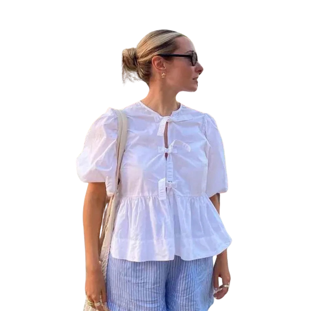 Damebluse med snøring og trendy puffermer for en stilig look. Perfekt til hverdag og fritid.